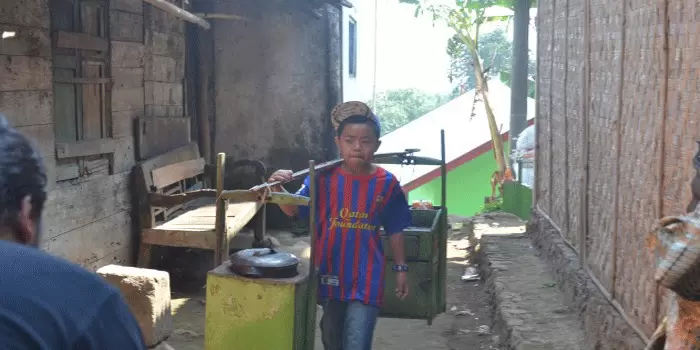 Kisah Inspiratif Samsul Sang Bocah Penjual cilok