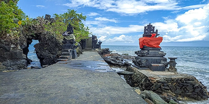Pura-Batu-Bolong-Sejarah-Wisata-Religi-Umat-Hindu