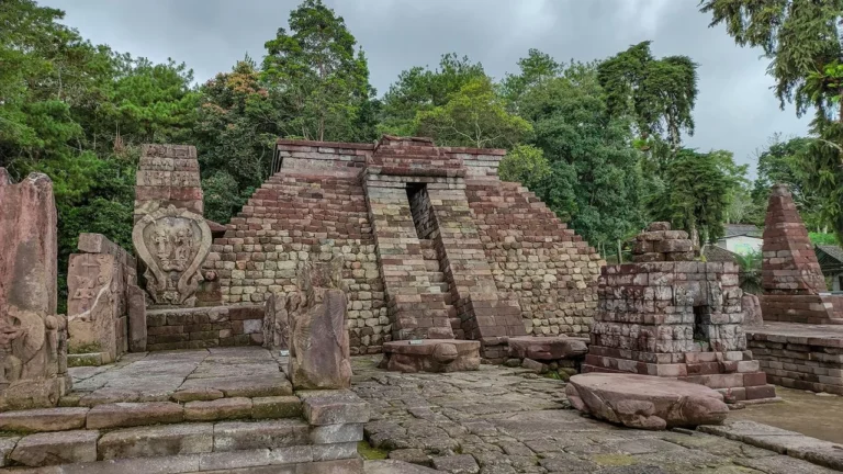 Menelusuri-Makna-dan-Sejarah-Candi-Sukuh-di-Karanganyar,-Jawa-Tengah