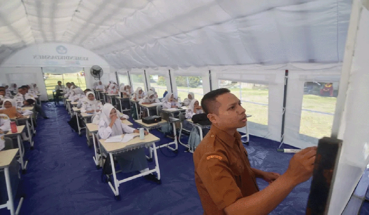 Atap Boleh Ambruk Tapi Tekad Belajar Siswa SMKN 1 Cileungsi Tetap Kokoh 