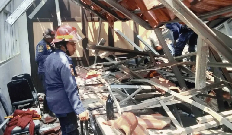 Belajar Tanpa Atap: Keteguhan Hati Siswa SMKN 1 Cileungsi