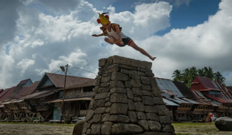 Sejarah Tradisi Lompat Batu Fahombo: Warisan Keberanian Dan Identitas Suku Nias