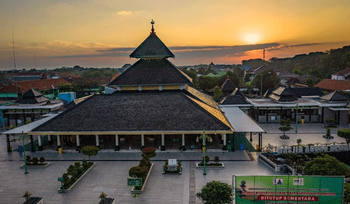 Keindahan Masjid Agung Demak Peninggalan Kerajaan Demak