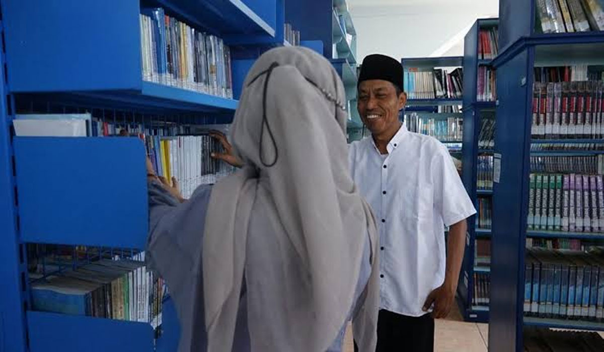Inspiratif Banget! Perjalanan Mbah Saring Dari Tukang Kebun Hingga Jadi Dosen di Kampus Ternama